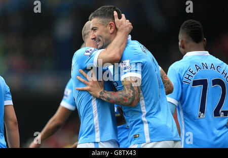 Manchester City Aleksandar Kolarov feiert Scoring seiner Mannschaft vierten Tor mit Teamkollegen während der Barclays Premier League Spiel im Vitality Stadium, Bournemouth. Stockfoto