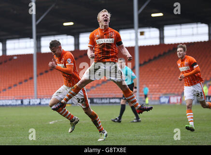 Blackpool / Southend United - Sky Bet League One - Bloomfield Road. Jacob Blyth (L) von Blackpool feiert das 2. Tor gegen Southend United mit seinem Torschützenkollegen Mark Cullen Stockfoto