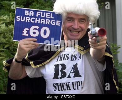 Michael O'Leary, CEO der Billigfluggesellschaft Ryanair, erhebt auf einer Pressekonferenz gegenüber British Airways einen Skyway-Raub, nachdem BA die Treibstoffzuschläge erhöht hat. Stockfoto