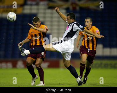 West Bromwich Neil Clement (C) von Albion löst den Ball vor Dean Windass (L) von Bradford City und Steven Schumacher während des Carling Cup zweiten Runde Spiel bei den Hawthorns, West Bromwich, Dienstag, 20. September 2005. DRÜCKEN Sie VERBANDSFOTO. Bildnachweis sollte lauten: Nick Potts/PA. Stockfoto