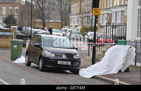 Polizei am Ort eines Messerstechs in Lewisham im Süden Londons. Stockfoto