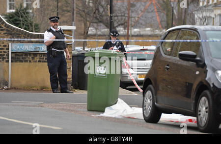 Polizei am Ort eines Messerstechs in Lewisham im Süden Londons. Stockfoto