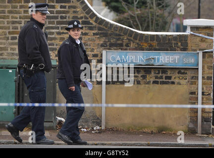 Polizei am Ort eines Messerstechs in Lewisham im Süden Londons. Stockfoto