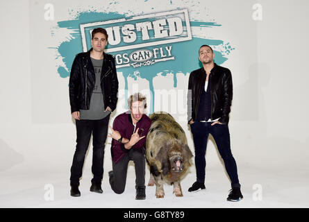 (Links-rechts) Charlie Simpson, James Bourne und Matt Willis von Busted kündigen ihre Pigs Can Fly Tour während einer Fotoansage in den Holborn Studios in London an. Stockfoto