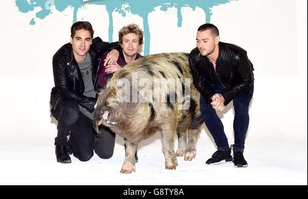 (Links-rechts) Charlie Simpson, James Bourne und Matt Willis von Busted kündigen ihre Pigs Can Fly Tour während einer Fotoansage in den Holborn Studios in London an. Stockfoto