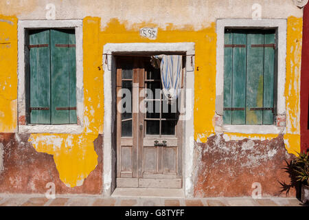 Leeren und verlassenen Wohnung, Fondamenta Pontinello Destra, Burano, Venedig, Veneto, Italien Stockfoto