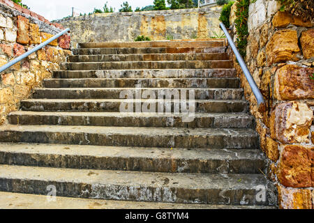 Alte Treppen in der Küstenland Stadt, wo man die Wirkung von Salz in der Luft sehen kann. Stockfoto