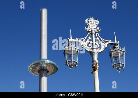 Kontrastierenden Stile des Designs auf Brighton Meer: die neue i360 vertikale Seilbahn und einen traditionellen Laternenpfahl. Stockfoto