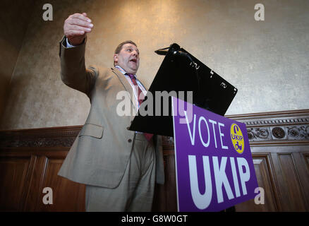 David Coburn, Mitglied des Europäischen Parlaments für den schottischen Wahlkreis für Ukip im B&B-Club in Edinburgh, wo er Ukips Wahlprogramm für das schottische Parlament lancierte. Stockfoto