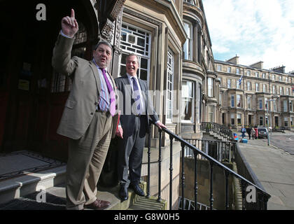 David Coburn (links) Mitglied des Europäischen Parlaments für den schottischen Wahlkreis für Ukip mit Ukip-Chef Nigel Farage im B&B-Club in Edinburgh, wo er Ukips Wahlprogramm für das schottische Parlament lancierte. Stockfoto