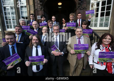 David Coburn (2. Rechts) Mitglied des Europäischen Parlaments für den schottischen Wahlkreis für Ukip mit Ukip-Chef Nigel Farage (Mitte) im B&B-Club in Edinburgh, wo er Ukips Wahlprogramm für das schottische Parlament lancierte. Stockfoto