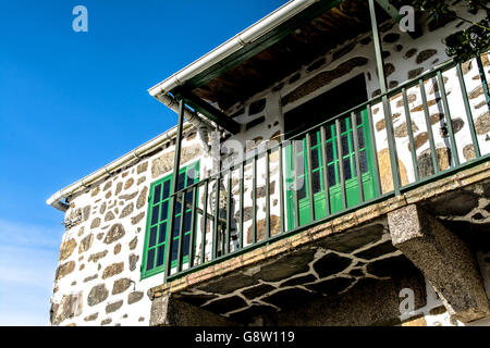 Niedrigen Winkel Blick auf traditionelle alte Haus Balkon gegen klaren Himmel Stockfoto