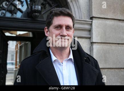 Eamon Ryan, Fraktionsvorsitzender der irischen Grünen im Leinster House in Dublin, während Fianna Fail und Fine Gael im Vorfeld der Gespräche zwischen Taoiseach Enda Kenny und Fianna Fail-Chef Micheal Martin über die Regierungsbildung parlamentarische Parteiversammlungen abhalten. Stockfoto