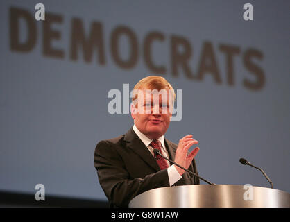 Der liberal-demokratische Führer Charles Kennedy versuchte heute, die Spekulation über seine Position mit einer Rede zu stoppen, in der er seine Entschlossenheit erklärte, die Partei in die nächste Parlamentswahl zu führen.Lib dem Führer Charles Kennedy, nachdem er seine Grundsatzrede auf der Lib dem Konferenz in beendet hatte Blackpool Donnerstag . September 2005 Siehe PA Story LIBDEMS 2. Lead. Drücken Sie Verbandsfoto. Fotokredit sollte Martin Rickett./PA lauten Stockfoto