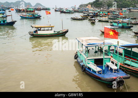 Fischerboote mit vietnamesischen Flagge in Cat Ba Island, North Vietnam Stockfoto