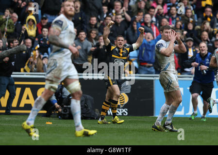 Jimmy Gopperth von Wasps feiert den Beginn der erfolgreichen Konvertierung beim letzten Spielstart während des Viertelfinalspiels des European Champions Cup in der Ricoh Arena, Coventry. Stockfoto