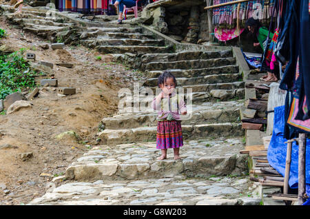 Kleine vietnamesische Kid vom Schwarzen Hmong Minderheit, in der traditionellen Kleidung in Cat Cat Dorf gekleidet, Sa Pa, North Vietnam Stockfoto