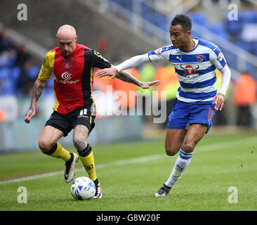 David Cotterill (links) von Birmingham City und Jordan Obita Battle von Reading Für den Ball Stockfoto