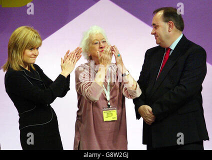 (L - r) Nicola Sturgeon, stellvertretende Vorsitzende der Scottish National Party, der scheidende Parteipräsident Winnie Ewing und der Parteivorsitzende Alex Salmond auf der Bühne, nachdem Salmond am Freitag, dem 23. September 2005, seine Rede auf der Jahreskonferenz der Partei in Aviemore gehalten hatte. Siehe PA Story SCOTLAND SNP. DRÜCKEN Sie VERBANDSFOTO. Bildnachweis sollte lauten: David Cheskin/PA Stockfoto