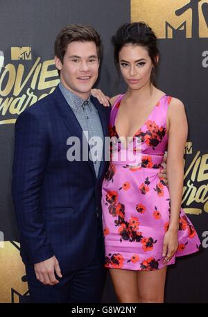 Adam Devine und Chloe Bridges bei den MTV Movie Awards 2016 in den Warner Bros Studios in Burbank, Los Angeles. Stockfoto