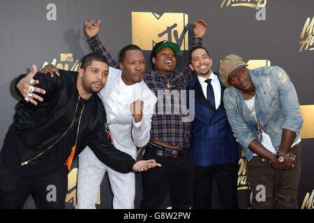 O'Shea Jackson Jr (links), Neil Brown Jr (zweite rechts) und die Darsteller von Straight Outta Compton bei der Ankunft bei den MTV Movie Awards 2016 in den Warner Bros Studios in Burbank, Los Angeles. Stockfoto