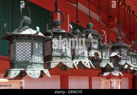 Bronze Laternen am Kasuga-Taisha-Schrein in Nara, Japan Stockfoto