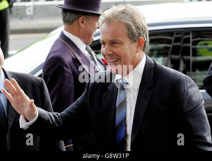 Der britische Premierminister Tony Blair kommt am Samstag, dem 24 2005. September, im Hilton Metropole Hotel in Brighton zum Beginn der Konferenz der Labour Party an, die morgen beginnt. DRÜCKEN Sie VERBANDSFOTO. Bildnachweis sollte lauten: Andrew Parsons/PA Stockfoto