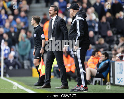 Fulham-Managerin Slavisa Jokanovic (links) und Cardiff City-Managerin Russell Slade während ihres Fußballspiels bei der Sky Bet Championship im Craven Cottage in London. Stockfoto