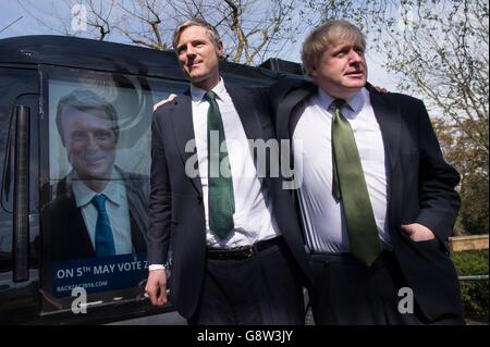 Der Bürgermeister von London, Boris Johnson, schließt sich dem konservativen Kandidaten für den Londoner Bürgermeister Zac Goldsmith an, um sein Manifest für die bevorstehenden Rathauswahlen am 5. Mai in Wimbledon im Südwesten Londons zu starten. Stockfoto