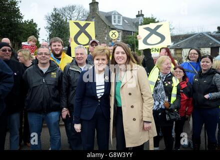 SNP-Leiterin Nicola Sturgeon trifft Mid Fife und Glenrothes SNP-Kandidatin Jenny Gilruth (rechts) vor dem Arden House Project in Leven bei einem Wahlkampfbesuch in Fife, Wo sie hervorhob, plant SNP, fünf neue Behandlungszentren zu errichten, in denen geplante Operationen stattfinden würden - ein Schritt, der ihrer Ansicht nach dem Gesundheitswesen helfen wird, mit Schottlands alternder Bevölkerung fertig zu werden. Stockfoto