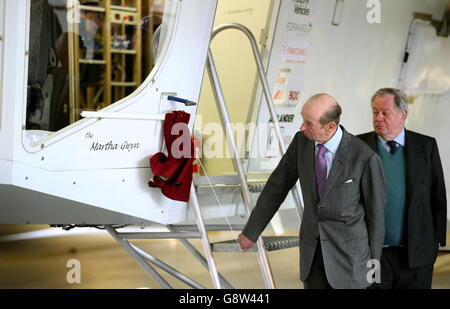 Der Herzog von Kent (links), während einer Tour des Luftschiffs Airlander 10 in den Cardington Sheds in Bedford, bevor er das Luftschiff offiziell Martha Gwyn nannte. Stockfoto