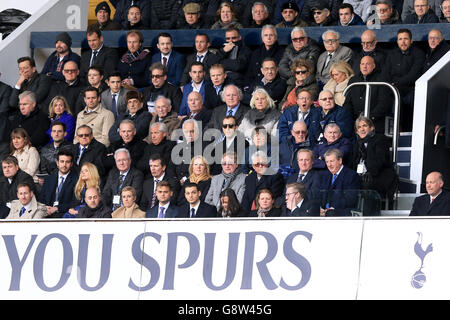 England-Manager Roy Hodgson (zweite Reihe, rechts) und sein Assistent Ray Lewington (zweite Reihe, zweite Reihe, zweite rechts) an den Ständen in der White Hart Lane Stockfoto