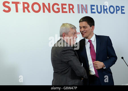 Der ehemalige Innenminister Alan Johnson (links) stellt den ehemaligen Außenminister David Miliband vor, der bei einer Veranstaltung „Stronger in Europe“ im Church House im Zentrum von London sprechen wird, wo er davor warnte, dass der Austritt Großbritanniens aus der EU zum „Aufbau“ der internationalen Ordnung beitragen könnte. Stockfoto