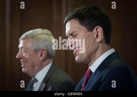 Der ehemalige Innenminister Alan Johnson (links) stellt den ehemaligen Außenminister David Miliband vor, der bei einer Veranstaltung „Stronger in Europe“ im Church House im Zentrum von London sprechen wird, wo er davor warnte, dass der Austritt Großbritanniens aus der EU zum „Aufbau“ der internationalen Ordnung beitragen könnte. Stockfoto