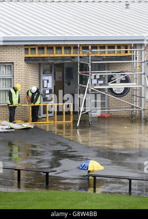 Arbeiter führen Reparaturen an der Oxgangs Primary School in Edinburgh, Schottland, durch, da siebzehn Schulen in Edinburgh wegen der Angst vor der Gebäudesicherheit für einen zweiten Tag geschlossen bleiben. Stockfoto