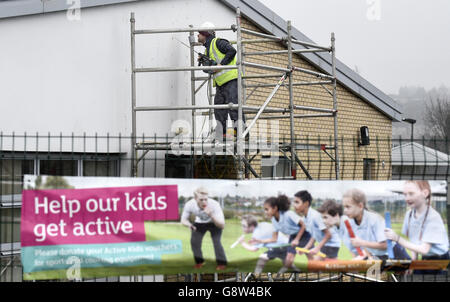 Arbeiter führen Reparaturen an der Oxgangs Primary School in Edinburgh, Schottland, durch, da siebzehn Schulen in Edinburgh wegen der Angst vor der Gebäudesicherheit für einen zweiten Tag geschlossen bleiben. Stockfoto