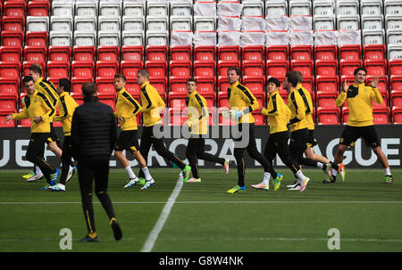 Borussia Dortmund-Cheftrainer Thomas Tuchel beobachtet seine Spieler während eines Trainings in Anfield, Liverpool. Stockfoto