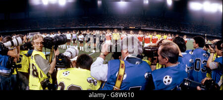 Fußball - WM Italia 1990 - Gruppe B - Argentinien / UdSSR - Stadio San Paolo. Die Fotografen spielen sich vor dem Spiel für die Nationalhymnen an, um die Position der beiden Teams zu erspielen Stockfoto