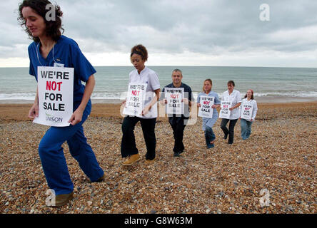 Krankenschwestern demonstrieren gegen Vorschläge, privaten Unternehmen mehr Arbeit im NHS am Strand in Brighton anzubieten, gegenüber dem Zentrum, in dem die Labour Party Konferenz am Montag, 26. September 2005 stattfindet. Dave Prentis, Generalsekretär von Unison, der den Protest organisierte, sagte: "Es gab keine Debatte oder Diskussion darüber, dass den privaten Firmen mehr Arbeit angeboten wurde, was die Gesundheitsarbeiter im ganzen Land wirklich verärgert hat." Siehe PA Geschichte LABOR Nurses. DRÜCKEN Sie VERBANDSFOTO. Bildnachweis sollte lauten: Chris Ison/PA. Stockfoto