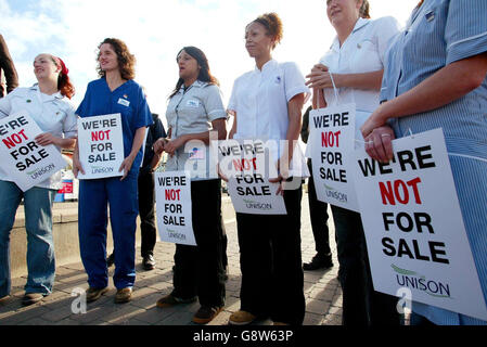 Krankenschwestern demonstrieren gegen Vorschläge, privaten Unternehmen mehr Arbeit im NHS anzubieten, am Strand in Brighton gegenüber dem Zentrum, in dem am Montag, dem 26. September 2005, die Konferenz der Labour Party stattfindet. Dave Prentis, Generalsekretär von Unison, der den Protest organisiert hat, sagte: „Es gab keine Debatte oder Diskussion darüber, dass den privaten Unternehmen mehr Arbeit angeboten wurde, was das Gesundheitspersonal im ganzen Land wirklich verärgert hat.“ Siehe PA Geschichte LABOR Nurses. DRÜCKEN SIE VERBANDSFOTO. Das Foto sollte lauten: Chris Ison/PA. Stockfoto