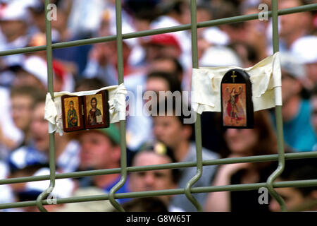 Fußball - Weltmeisterschaft Frankreich 1998 - Gruppe F - Deutschland gegen Jugoslawien - Stade Felix Bollaert. Religiöse Ikonen, die von einem Fan am Zaun um den Platz befestigt wurden, der seinem Team Gunst bringen wollte Stockfoto