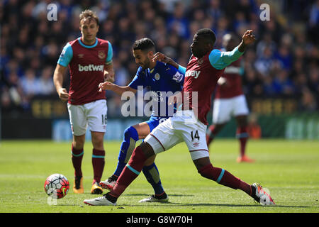 Riyad Mahrez (Mitte) von Leicester City kämpft mit Pedro Obiang (rechts) und Mark Noble (links) von West Ham United während des Barclays Premier League-Spiels im King Power Stadium, Leicester, um den Ball. Stockfoto