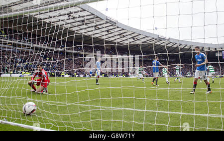 Celtic's Tom Rogic (versteckt) erzielt seinen Seiten das zweite Tor während des William Hill Scottish Cup Halbfinalmatches in Hampden Park, Glasgow. Stockfoto