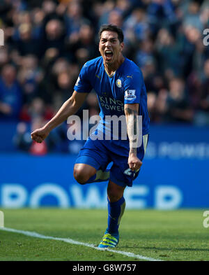 Leicester City gegen West Ham United - Barclays Premier League - King Power Stadium. Leonardo Ulloa von Leicester City feiert, nachdem er das zweite Tor seiner Seite von der Strafstelle aus erzielt hat. Stockfoto