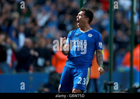 Leicester City gegen West Ham United - Barclays Premier League - King Power Stadium. Leonardo Ulloa von Leicester City feiert, nachdem er das zweite Tor seiner Seite von der Strafstelle aus erzielt hat. Stockfoto