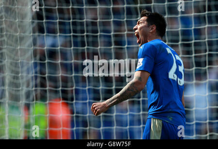 Leicester City gegen West Ham United - Barclays Premier League - King Power Stadium. Leonardo Ulloa von Leicester City feiert, nachdem er das zweite Tor seiner Seite von der Strafstelle aus erzielt hat. Stockfoto