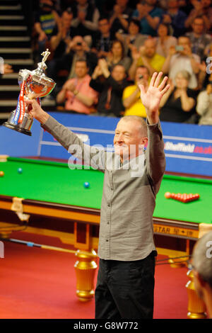 Der Snooker-große Steve Davis hat seinen Ruhestand im Alter von 58 Jahren angekündigt und verabschiedet sich vom Crucible am zweiten Tag der Betfred Snooker World Championships im Crucble Theatre, Sheffield. Stockfoto