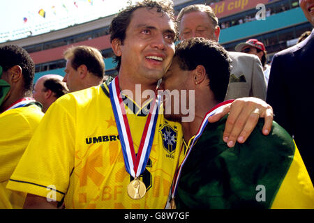 (L-R) die Brasilianer Branco und Romario vergossen eine fröhliche Träne, nachdem sie ihre WM-Siegermedaillen gesammelt hatten Stockfoto