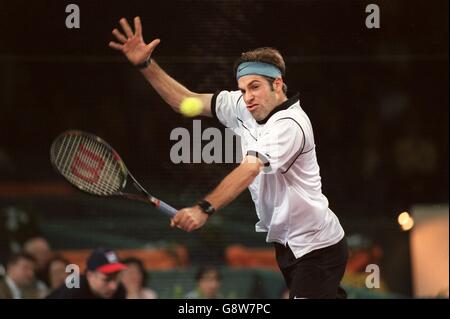 Tennis - ATP Tour Championship - Hannover, Deutschland - Greg Rusedski gegen Patrick Rafter. Greg Rusedski streckt sich für den Ball Stockfoto