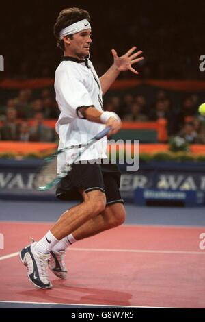 Tennis - ATP Tour Championship - Hannover, Deutschland - Pete Sampras / Carlos Moya. Carlos Moya spielt eine Vorhand Stockfoto